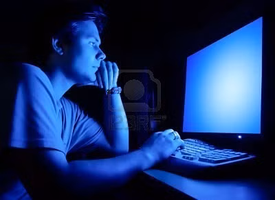 Bảo vệ mắt của mình, việc căng mắt liên tục lên màn hình TV để xem bóng đá vào ban đêm ảnh hưởng xấu đến thị lực mắt của bạn. Bạn nên ngồi xem cách màn hình tối thiểu từ 2 mét trở lên. Bạn cũng cần có lọ thuốc nhỏ mắt để nhỏ mắt ngày từ 2 – 3 lần và ban đêm khi xem bóng đá cứ sau mỗi hiệp bạn lại rửa mắt 1 lần cho sạch và đỡ khô mắt.