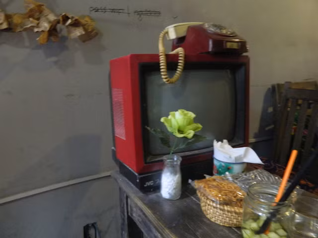 Chiếc tivi, điện thoại bàn thời bao cấp chỉ nhà đại gia mới có nay trở thành món đồ cổ quý hiếm. Bạn có thể đặt chúng ở bàn ăn...