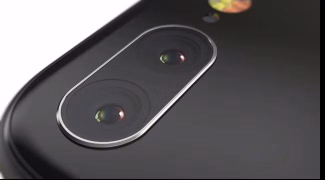iPhone Edition cũng có màu đỏ với camera kép mặt sau.
