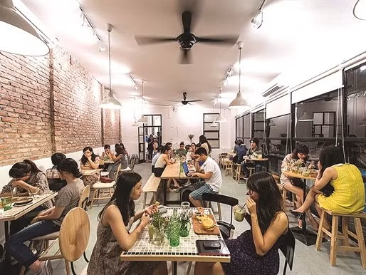 Thời đó, The Kafe đã từng là một địa điểm check in hot của giới trẻ Hà Thành và quán luôn kín khách. Chỉ sau 1 tháng mà cửa hàng đã thu lợi nhuận đủ trả cho nhân viên và chi phí hoạt động startup. Ảnh: Nhipcaudautu.