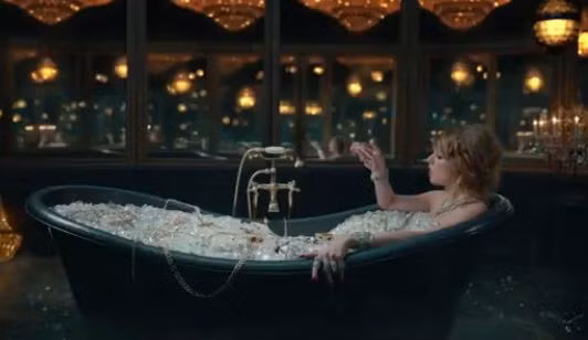 Nhiều đánh giá cho rằng Taylor rất chịu chơi và chịu chi khi đầu tư làm MV mới đang hot này.