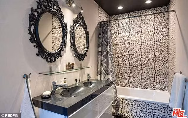 Phòng tắm được thiết kế khác lạ với những hòn cuội nhỏ khảm trên tường.