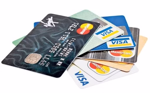 Ngoài việc chuyển tiền, để tránh trường hợp bị thiếu hụt ngân sách, nếu bạn là người đi nước ngoài thường xuyên thì tốt hơn hết hãy mở một tài khoản thẻ tín dụng thuộc loại không phải trả phí quy đổi (hoặc loại có tích điểm cho mỗi lần quy đổi). Ảnh minh họa.