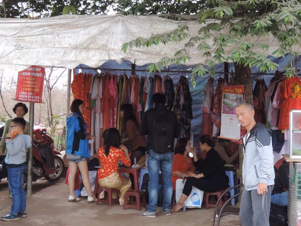 Các cửa hàng thuê quần áo dài, khăn đóng, phụ kiện... liên tục quá tải vì lượng khách quá đông. Chị Minh Thư, nhân viên một quán thuê quần áo ở đây cho biết chị phải huy động thêm người để phục vụ khách.
