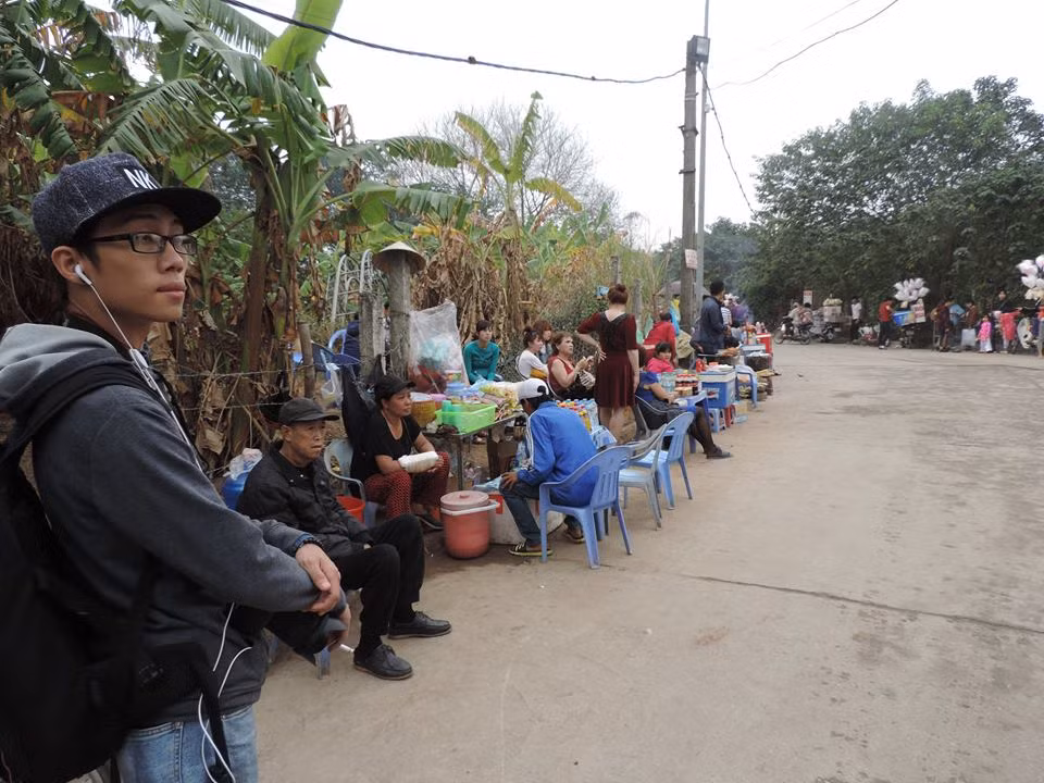 ... và giải khát mọc lên như nấm để phục vụ du khách khắp mọi nơi đổ về vườn hoa xuân dịp cận Tết Đinh Dậu.