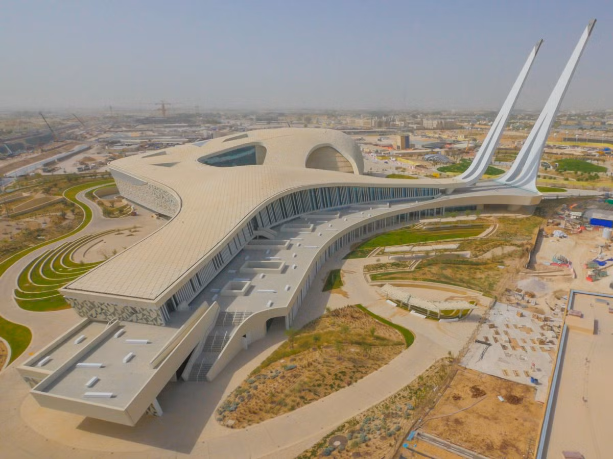 Tòa nhà tôn giáo đẹp nhất là tòa Qatar Faculty of Islamic Studies ở Qatar. Tòa nhà có 5 lột đại diện cho 5 trụ cột của Hồi giáo. Các phòng học và phòng của các giảng viên được sắp xếp xoắn ốc, dẫn đến các nhà thờ Hồi giáo.