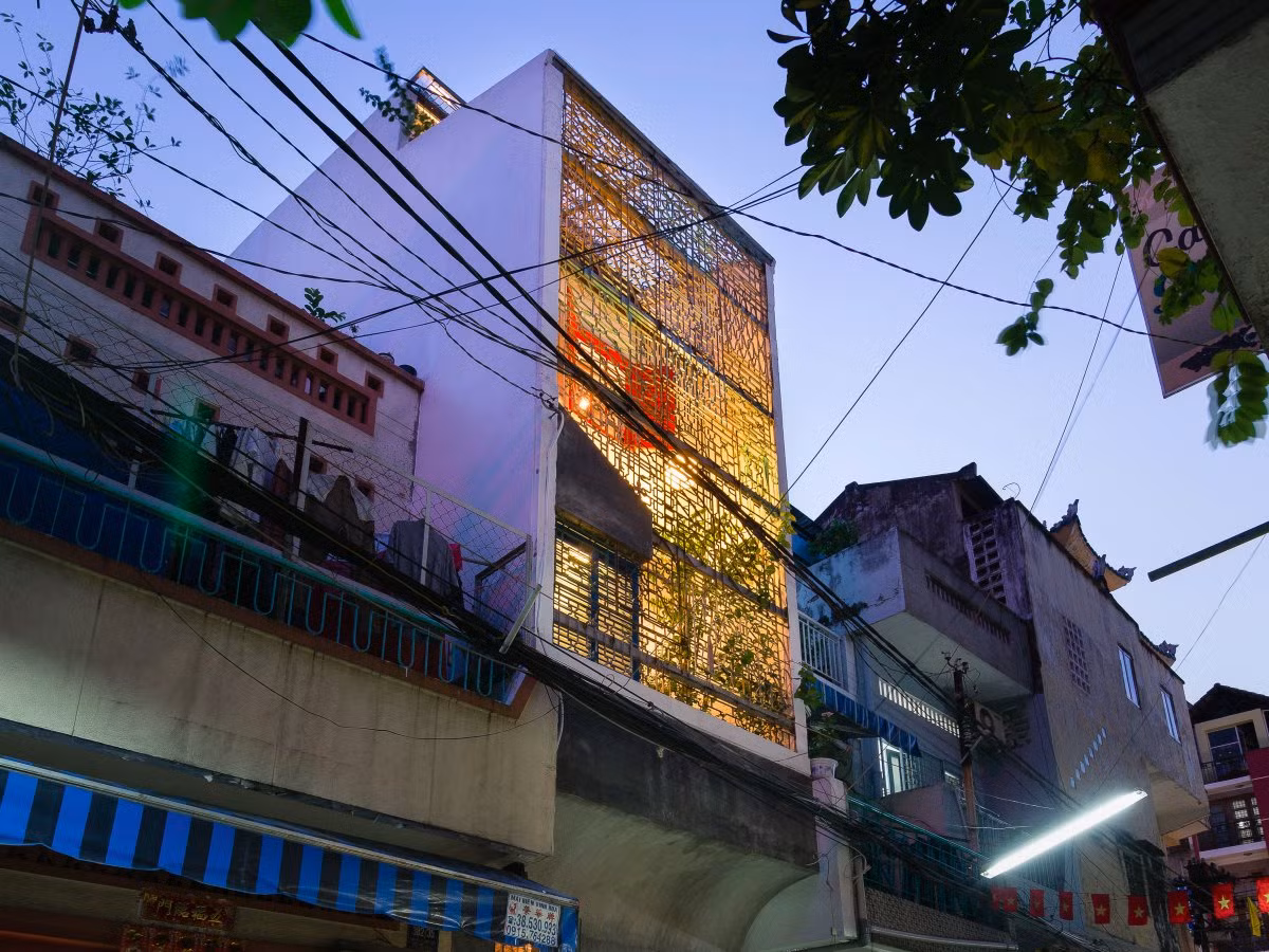 Nhà ở tốt nhất cũng là một ngôi nhà Việt - là ngôi nhà A21 Sài Gòn. Ngôi nhà nhỏ bé này chỉ rộng chừng 40 mét và được xây dựng năm 2014. Nó đặc biệt ở chỗ cửa ra vào, cửa sổ đều được làm từ vật liệu tái chế. Ngôi nhà này giải quyết vấn đề cấp bách con người không được tương quan với thiên nhiên trong tình trạng đô thị hóa hiện nay.