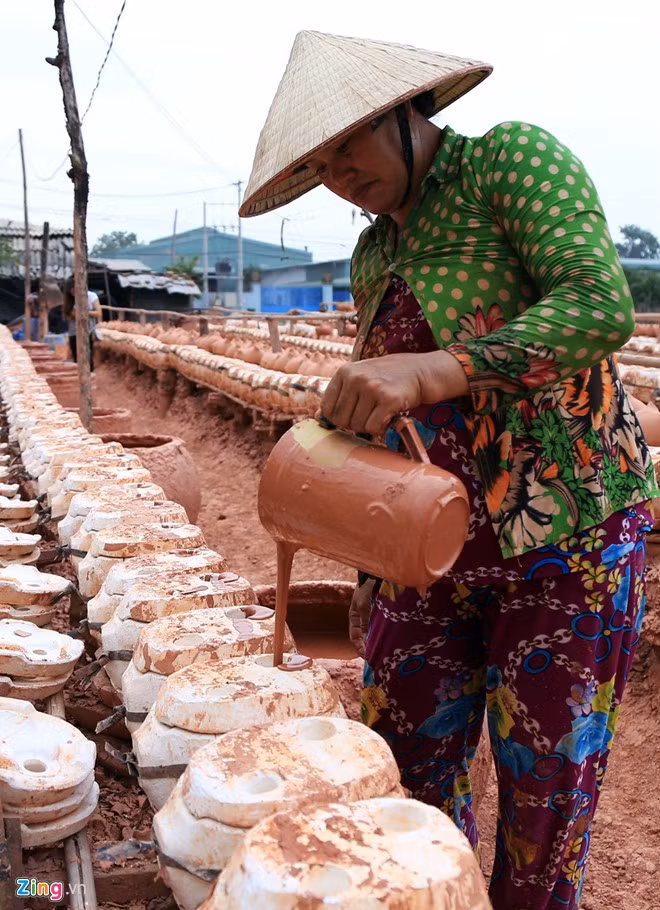 Bà Đặng Thị Lệ (51 tuổi, quê Cần Thơ), thợ làm gốm nói rằng thông thường lò tập trung sản xuất heo đất nhưng năm nay dành hơn nửa công xưởng làm gà. "Tết Đinh Dậu nên khách hàng rất chuộng gà đẹp để trưng bày", thợ gốm 51 tuổi nói.
