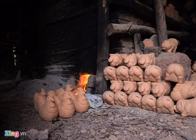 Theo chị Võ Thị Thanh Hà, chủ cơ sở làm gốm tại phường Lái Thiêu (thị xã Thuận An), gốm gà vàng, heo tiết kiệm cung ứng cho thị trường các tỉnh phía Nam như Bình Dương, Đồng Nai, TP.HCM, Cần Thơ…