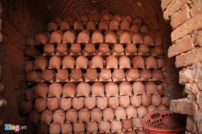 Theo các chủ lò gốm, mỗi ngày, một công nhân có thể hoàn thiện từ 200-300 sản phẩm. "Gia đình tôi phải thuê hàng chục người làm mới đáp ứng được đơn hàng cho đối tác dịp Tết. Mỗi ngày, xưởng cho ra lò 2.500-3.000 sản phẩm gốm heo, gà. Giá sản phẩm gốm cung ứng Tết cao hơn ngày thường và dao động từ 10.000-70.000 đồng mỗi mặt hàng", anh Nguyễn Thanh Văn, chủ lò gốm ở thị xã Tân Uyên nói.