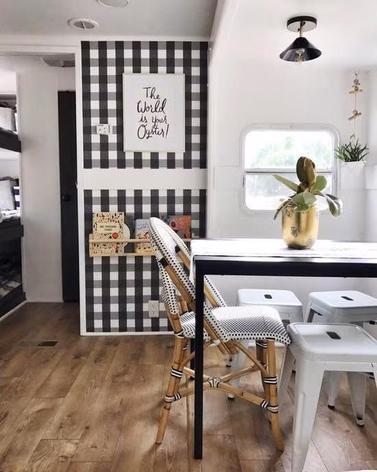 Được biết, vợ chồng chị Ashley chỉ mất có 3 tuần và tổng chi phí khoảng 2500 USD (tương đương 56 triệu đồng) để hoàn tất từ thiết kế cho đến xây dựng ngôi nhà.