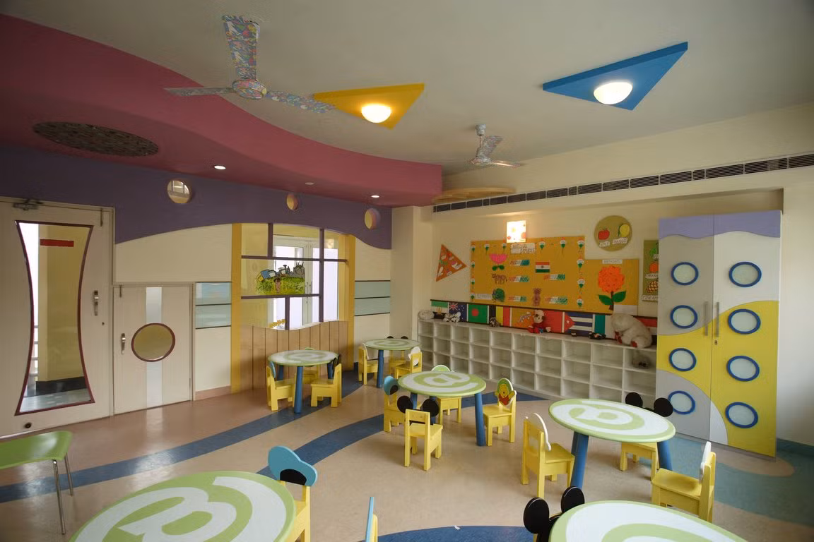 Ngôi trường có đầy đủ phòng sinh hoạt, phòng học, phòng y tế, phòng nhảy và phòng âm nhạc. Điều đặc biệt, mỗi phòng lại được thiết kế hợp với một chức năng riêng.