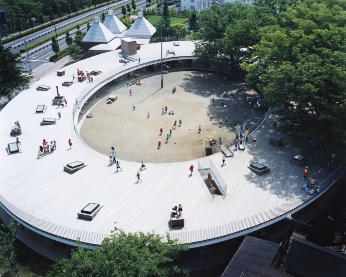 Trường mầm non Fuji King garden nằm ở ngoại ô Tokyo. Là môi trường thiên nhiên tuyệt vời cho các em nhỏ vui chơi và học tập được xây vào năm 2007. Ngôi trường có thiết kế hình oval để xung quanh đều có thể trồng cây xanh chen giữa các lớp học.