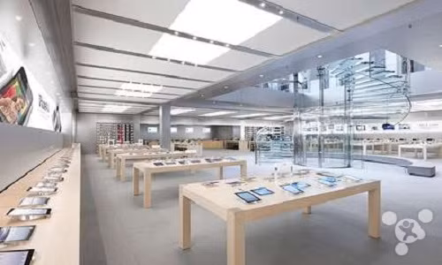 Bước vào bên trong, một không gian phân phối thiết bị của Apple khổng lồ choáng ngợp ánh mắt của các “tín đồ” Apple. 