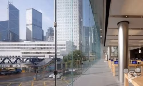 Trong khi vừa trải nghiệm những thiết bị, sản phẩm mới của Apple, các khách hàng cũng có thể khám phá vẻ đẹp kiến trúc tại nơi đây, đồng thời ngắm nhìn dòng người tấp nập hối hả trong giờ cao điểm.