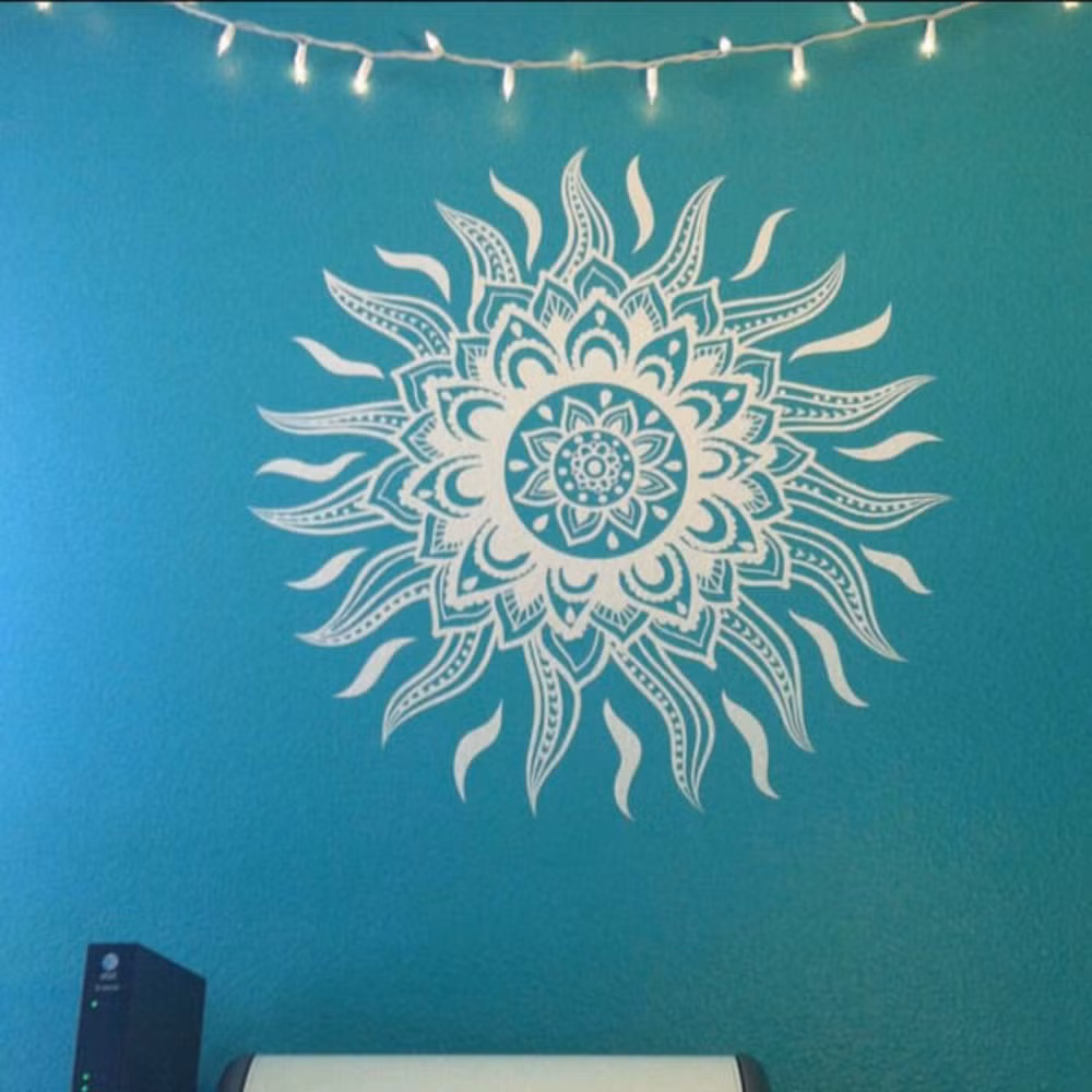  Trang trí phòng bằng họa tiết decal. Tùy theo sở thích của con mà cha mẹ chọn hình đề can để trang trí hình thù trên tường phòng.