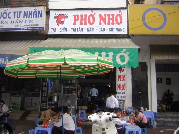 Phở Nhớ không chuyên hẳn về phở bò mà còn có thêm hương vị Phở Gà. Cái tên Nhớ bắt nguồn từ một người Việt Kiều yêu món phở Hà Nội đã đến thưởng thức và đặt cho quán : “Ăn rồi để nhớ mãi…”. Phở Nhớ cũng đã có từ lâu, từng giành giải nhì của Hội thi Phở Hà Nội. Ảnh: Việt Báo.