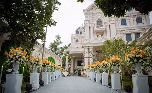 Điều khiến nhiều người bất ngờ hơn hết đó là đám cưới này được tổ chức trong nhà riêng đó là dinh thự siêu sang trị giá 200 tỷ của đại gia Nam Định. Ảnh: Phununews.