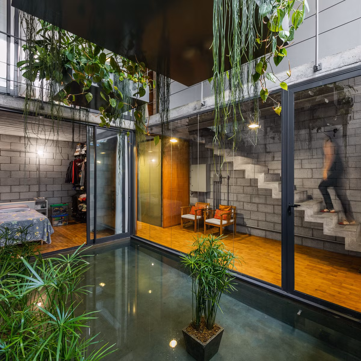 Mipibu House có tới hai khoảng sân nhỏ bên trong với tường gạch và phòng bao quanh.