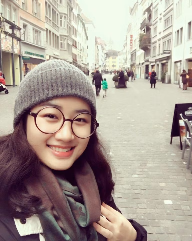 Do đó mà hoa hậu bản sắc Việt toàn cầu đang trau dồi kiến thức tại một trường đại học với chuyên ngành quản trị khách sạn tại Thụy Sỹ. Cô gái có thể sử dụng lưu loát 2 ngôn ngữ Pháp và Anh.