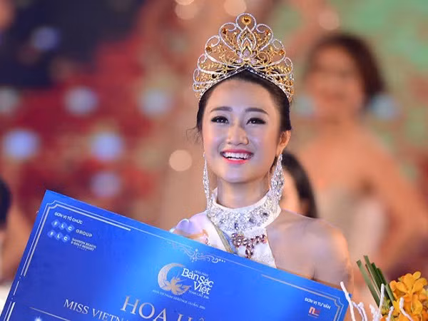 Với gương mặt đẹp, hình thể chuẩn, kỹ năng trình diễn tự tin và khả năng ứng xử khéo léo, Trần Thị Thu Ngân xứng đáng giành ngôi vị Hoa hậu bản sắc Việt toàn cầu mùa đầu tiên.