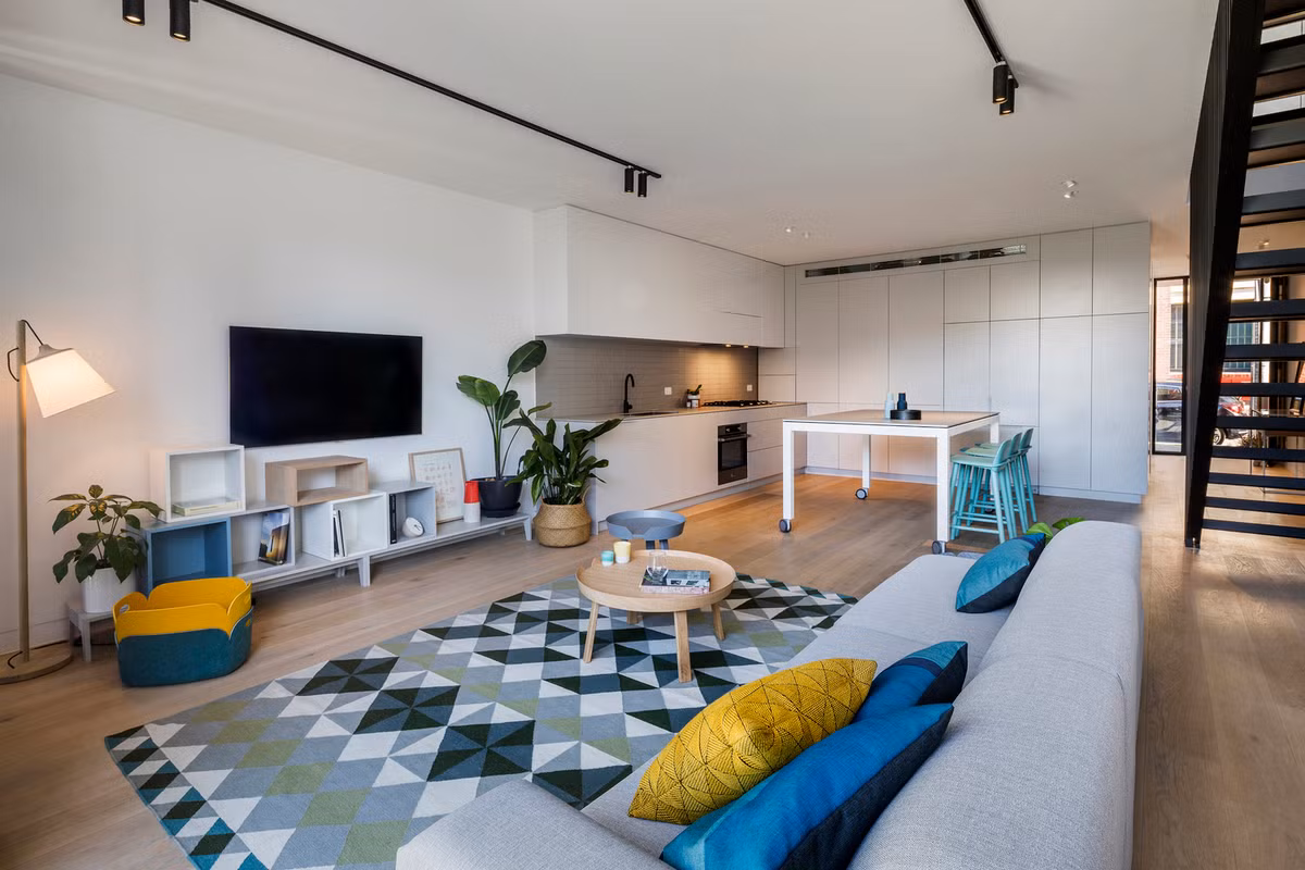 Tầng 1 của T2 Residence là phòng bếp và phòng khách nối liền nhau, tạo thành một không gian mở, rộng rãi và thoáng mát.