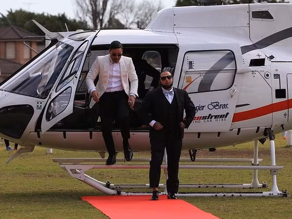 Năm 2015, triệu phú trẻ Salim Mehajer (Úc) từng làm tốn giấy mực của báo giới về một đám cưới xa hoa nhất thế giới xuất hiện máy bay trực thăng, máy bay chiến đấu, lượng siêu xe trị giá đến 50 triệu USD và một tá giấy phạt với số tiền không hề nhỏ. Giờ đây, cô em gái của triệu phú trẻ này cũng mới vừa tổ chức cưới, độ hoành chẳng kém anh trai là bao.