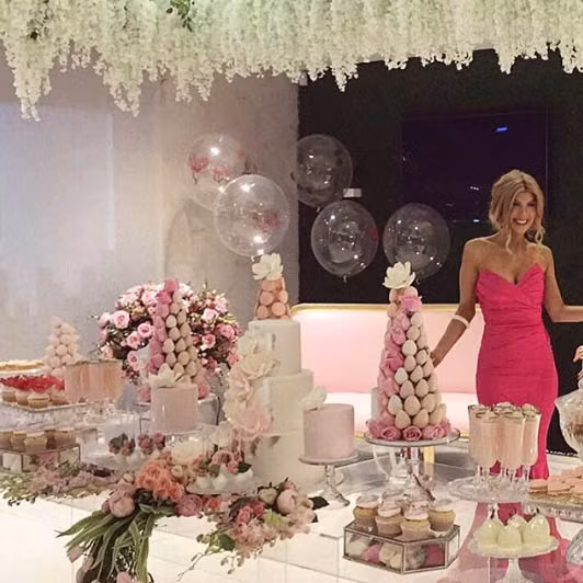 Vào 8 giờ tối, cặp vợ chồng và quan khách vào phòng khiêu vũ được thiết kế lấp lánh với đèn chùm và hàng ngàn bông hoa màu trắng tại nhà ở khu biệt thự cho người giàu Hyde Park ở Sydney.
