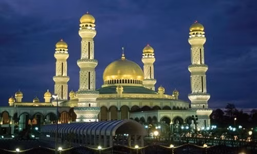 Quốc vương Brunei Sultan Hassanal Bolkiah là một trong những Quốc vương giàu có nhất trên thế giới với tài sản ròng khoảng 20 tỷ USD, theo số liệu thống kê của Forbes tính đến hết 2013. Ông và gia đình đang sinh sống tại cung điện Istana Nurul Iman được đánh giá là cung điện rộng lớn thứ 2 trên thế giới, chỉ đứng sau duy nhất Tử Cấm Thành của Trung Quốc.