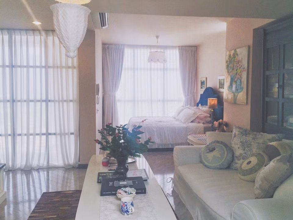 Phòng ngủ rộng rãi với gam màu chủ đạo là trắng và xanh bạc hà tạo cảm giác rất mát mẻ thanh bình. Ánh sáng tự nhiên cũng được tận dụng hết cỡ khi cửa sổ và cửa chính đều được lắp kính.