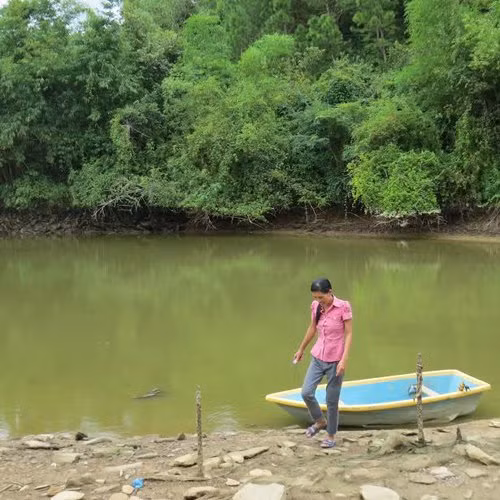 Anh mang về định bụng rửa sạch để nấu ăn thì phát hiện viên ngọc lớn 100gr. Sau khi rửa sạch, vợ chồng anh càng bất ngờ hơn trước hình dáng đặc biệt của viên ngọc. Đặc biệt, viên ngọc này khi đặt trong bóng tối phát ra ánh sáng dịu nhẹ rất đẹp. Nhiều người được tin đã đến tận nơi để xem ngọc quý và trả giá hàng tỷ đồng nhưng anh vẫn chưa bán. (Ảnh: Nơi anh Bình mò trai).