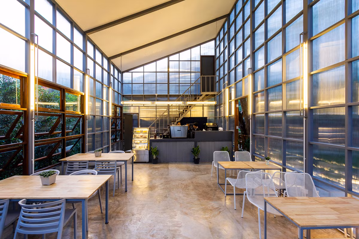 Các tấm nhựa tổng hợp Polycarbonate được sử dụng làm tường nhà để tận dụng ánh sáng tự nhiên chiếu sáng cho toàn bộ không gian bên trong quán.
