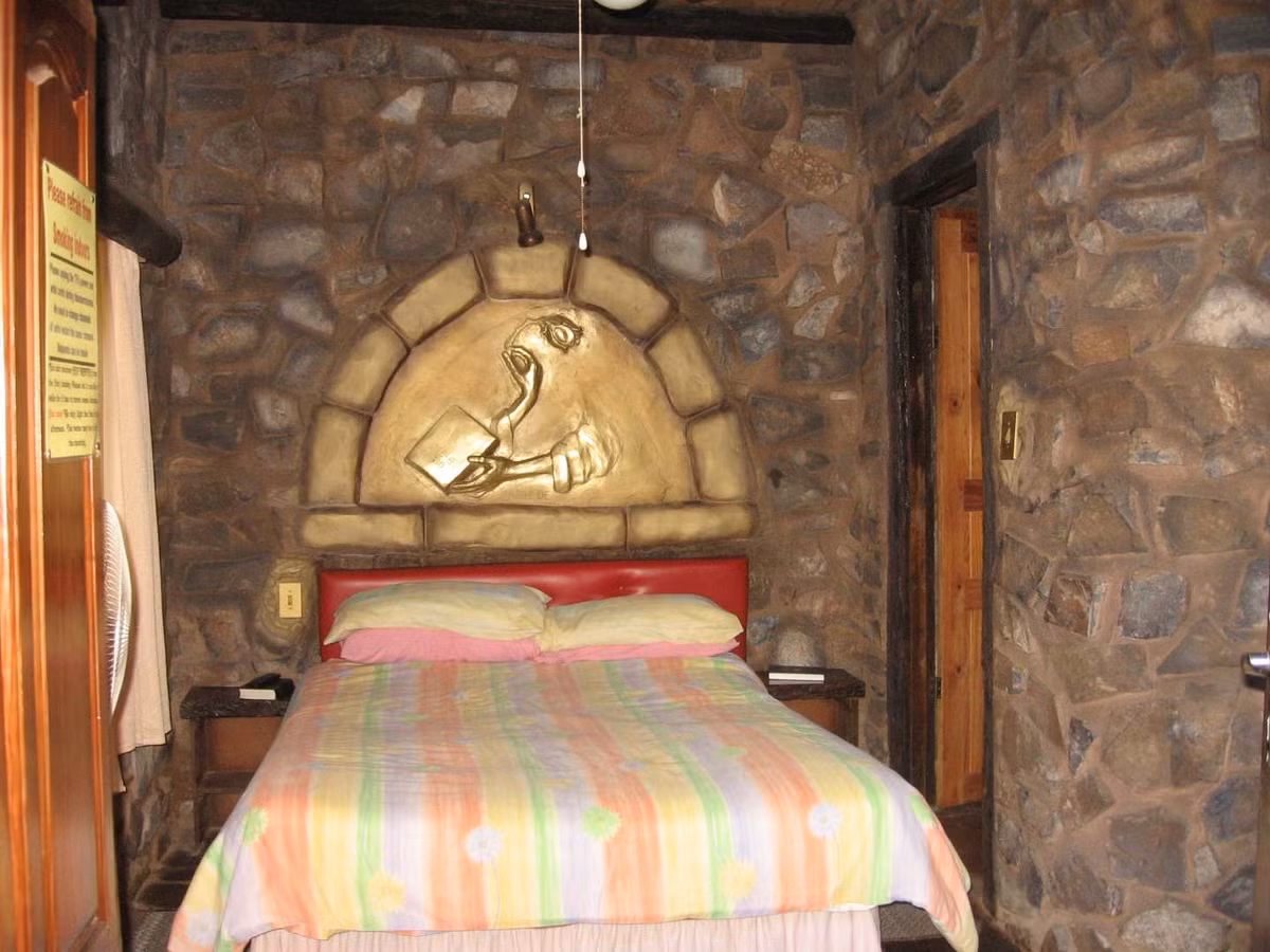 Không chỉ bên ngoài mà bên trong ngôi nhà cũng có nhiều nét độc đáo riêng biệt. Ảnh: roomsforafrica.