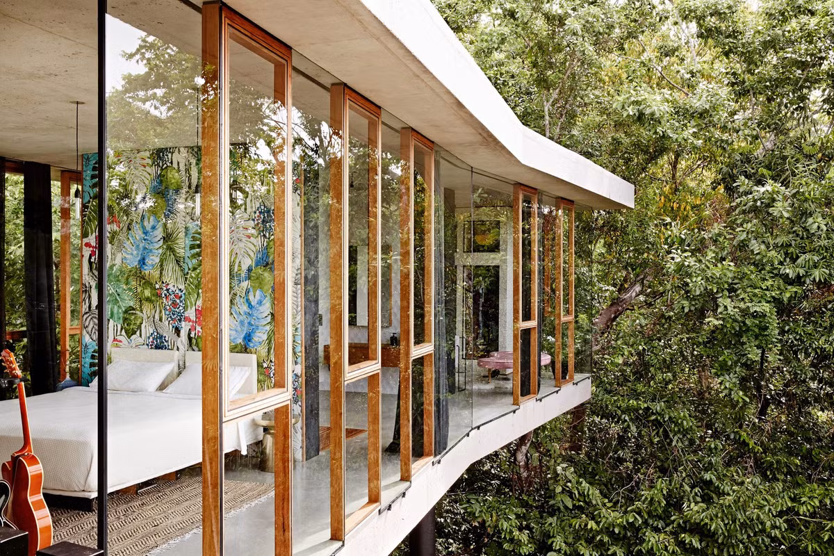 Thậm chí cặp vợ chồng đã cắm trại ngay tại đây trong suốt quá trình xây dựng Planchonella House.