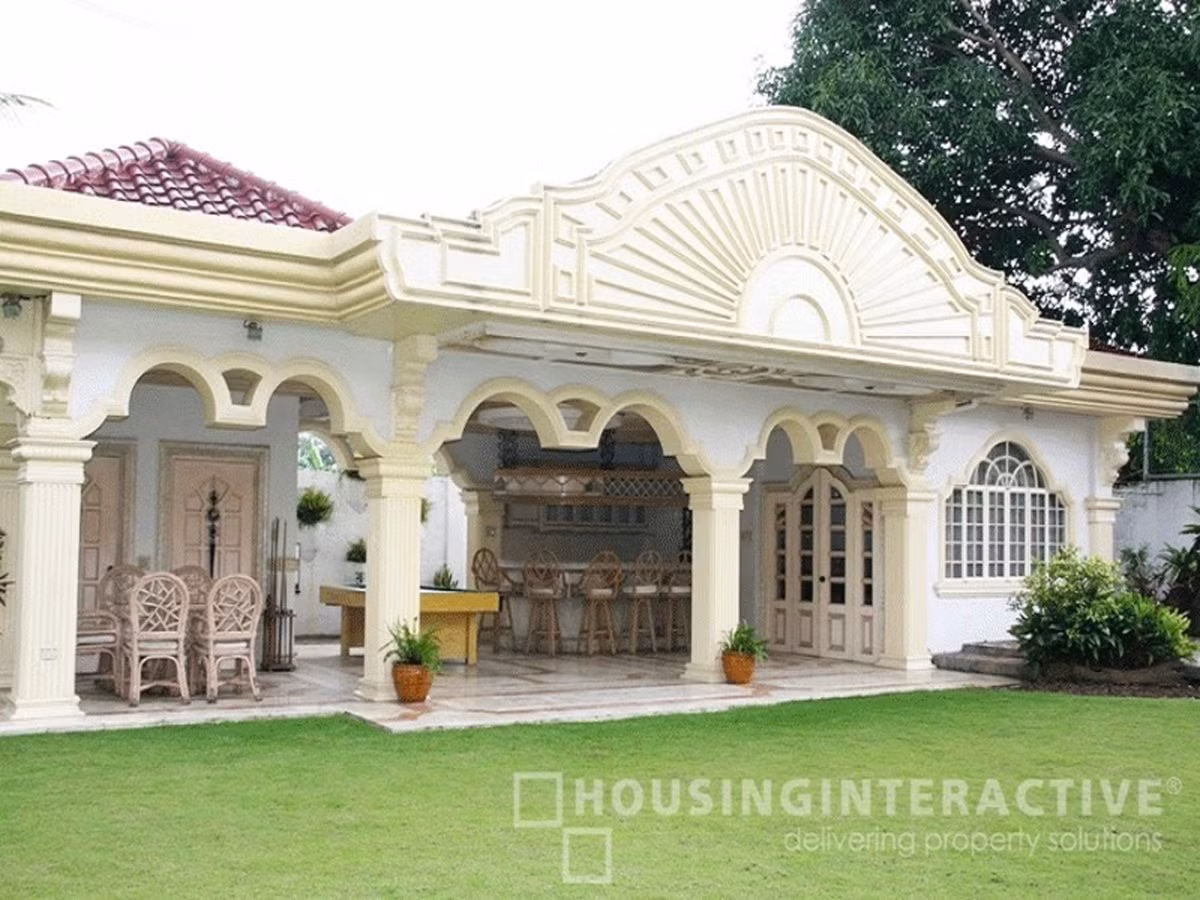 Philippin. Căn biệt thự cao cấp nguy nga này được bán với giá 29,6 triệu đo. Nó nằm ở khu phố cao cấp Makati và có 10 phòng ngủ. Kiến trúc hoàn toàn theo lối truyền thống hoàng gia.