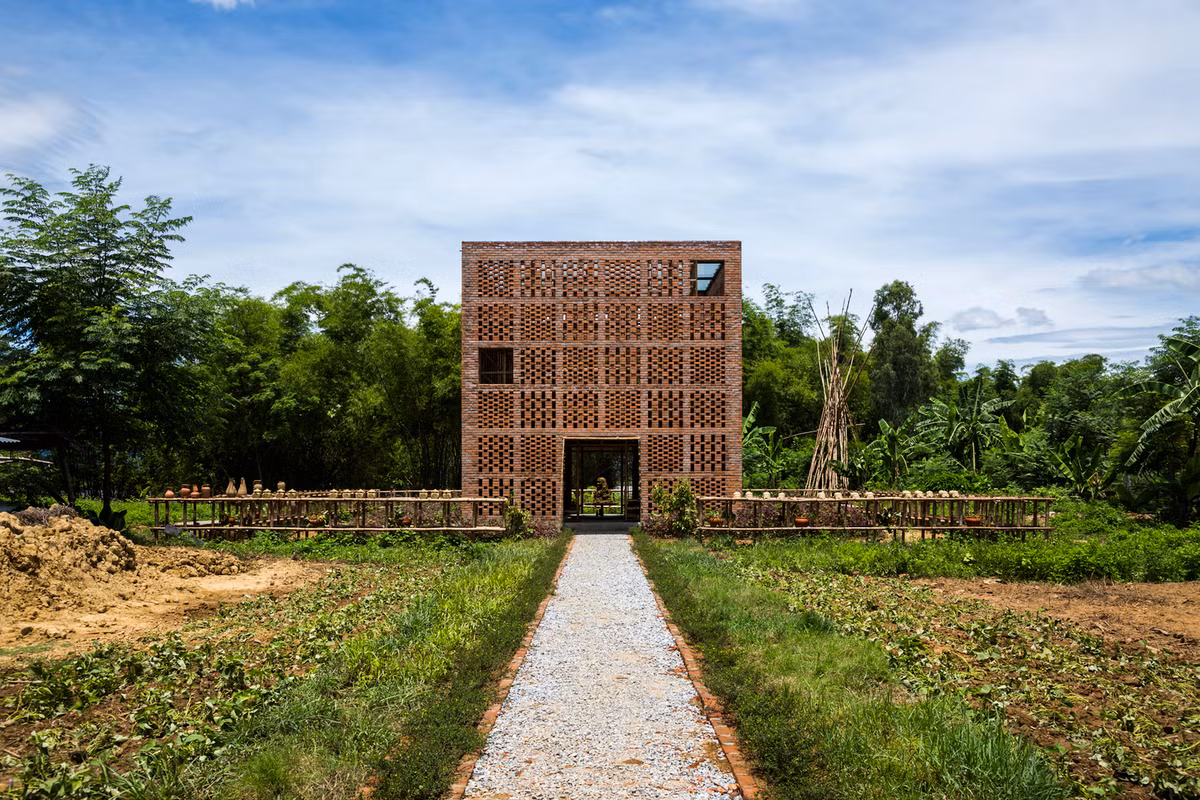 Ngôi nhà xây bằng gạch đặc biệt lên tạp chí kiến trúc Archdaily nằm ở cạnh sông Thu Bồn, Điện Bàn, tỉnh Quảng Nam. Nó là không gian làm việc của nghệ nhân gốm nổi tiếng Lê Đức Hà.