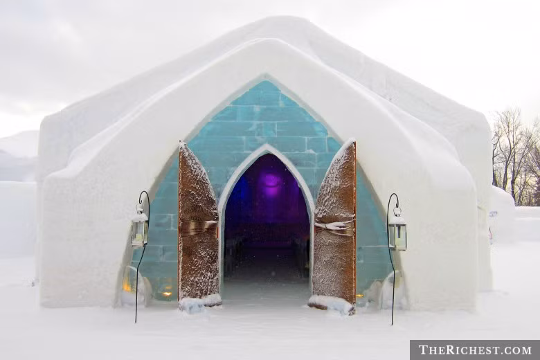 7. Hotel De Glace, Quebec Chỉ tốn 10 phút đi từ trung tâm thành phố Quebec, Canada. Hotel De Glace đã được mở từ năm 2001 và là khách sạn băng rất đặc biệt. Nó chỉ mở cửa từ đầu tháng Giêng đến cuối tháng Ba. Hotel De Glace chia thành từng phòng với đặc điểm riêng biệt. Có các gói đặc biệt như: Discovery, Adventure, Romantic Getaway and Ultimate Getaway với mức giá từ 350-500 USD/ người.