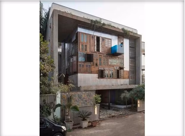 Trong khi đó, ngôi nhà ở Mumbai này lại tận dụng những khung cửa sổ và cửa ra vào của những ngôi nhà hoang trong thành phố. Ảnh: S+PS Architects.
