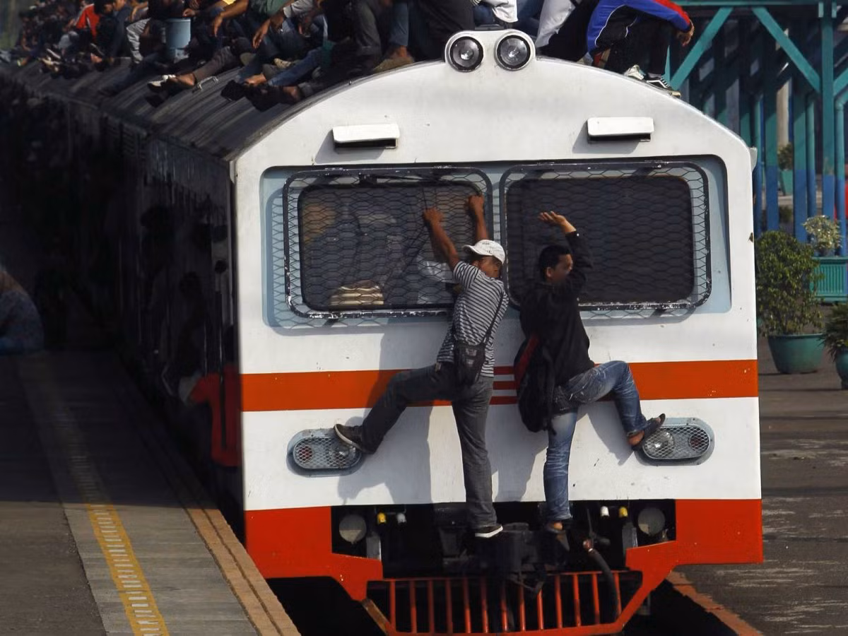 Tại Jakarta, indonesia, người đi làm nhiều đến nỗi những chuyến tàu không thể chở đủ. Họ ngồi lên cả trên boong, bám theo đuôi tàu chỉ mong đến được chỗ làm.