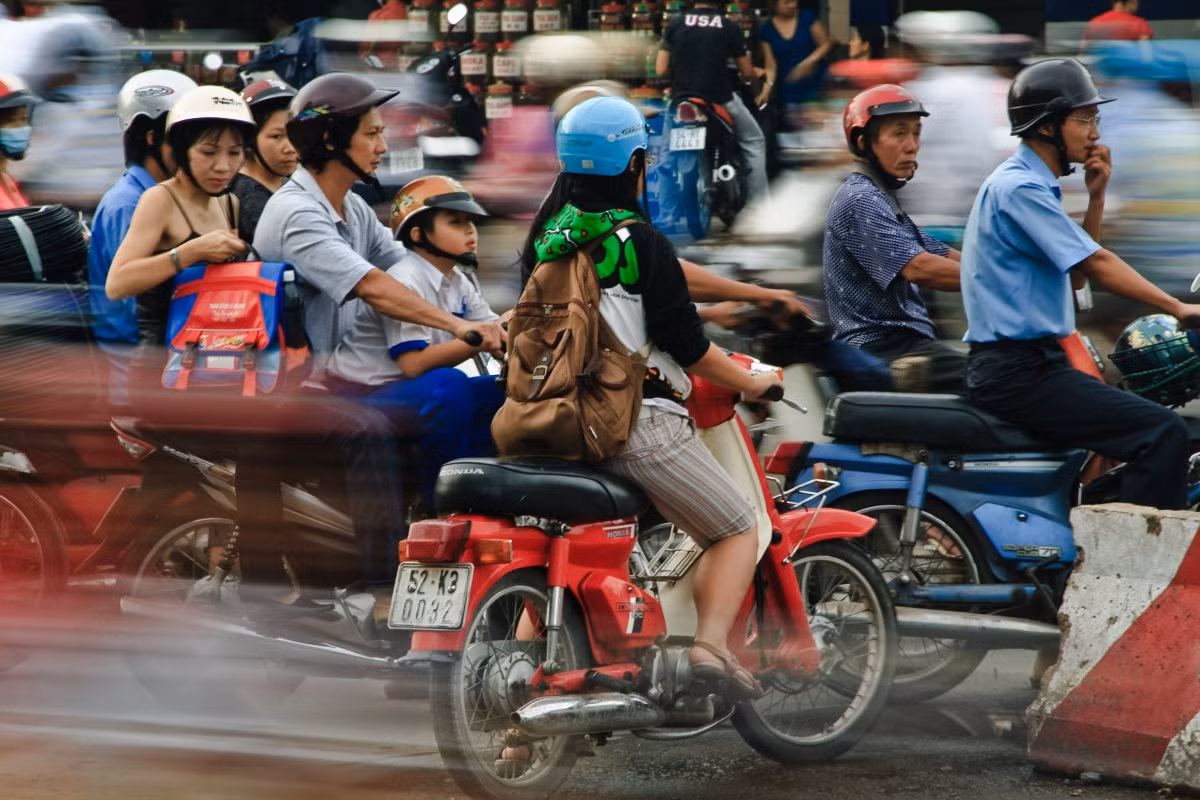 Và ở Việt Nam, giờ cao điểm ở Thành phố Hồ Chí Minh, người như nêm, chen chúc nhau từng phân.