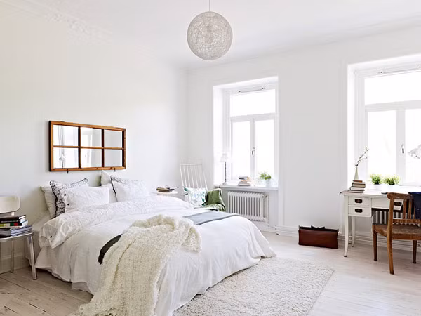 Màu trắng cũng gợi cảm giác căn phòng gọn gàng, ngăn nắp và hiện đại hơn rất nhiều. Ảnh: Nhadat.