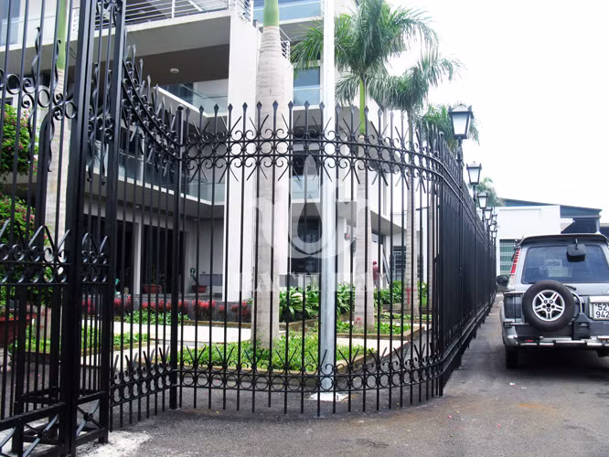 Bởi ngoài sự kiên cố, bảo vệ ngôi nhà thì hàng rào bằng sắt còn có thể chế tác nhiều kiểu dáng, mẫu mã, đảm bảo tính thẩm mỹ cho mỗi công trình. Ảnh: Bachhai.