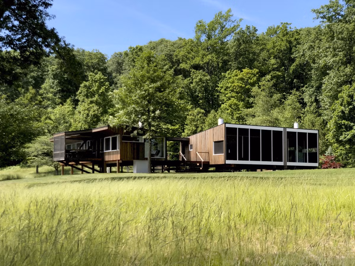 Nhìn từ xa, ngôi nhà có tên Stillman Cottage trông như những khối hộp xếp cạnh nhau rất đỗi bình thường.