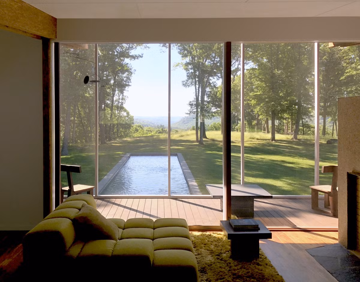 Một góc nhỏ trong phòng khách với view tuyệt đẹp của Stillman Cottage. Ảnh: Dwell.