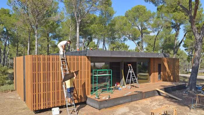 Với quyết tâm tìm ra giải pháp thông minh, thân thiện môi trường, công ty Multipod Studio quả thực đã thành công một kiểu nhà có tính cách nhiệt vượt trội, thi công nhanh chóng. Với công trình xây dựng này, bạn hoàn toàn không cần đến một chiếc điều hòa nhiệt độ trong nhà.