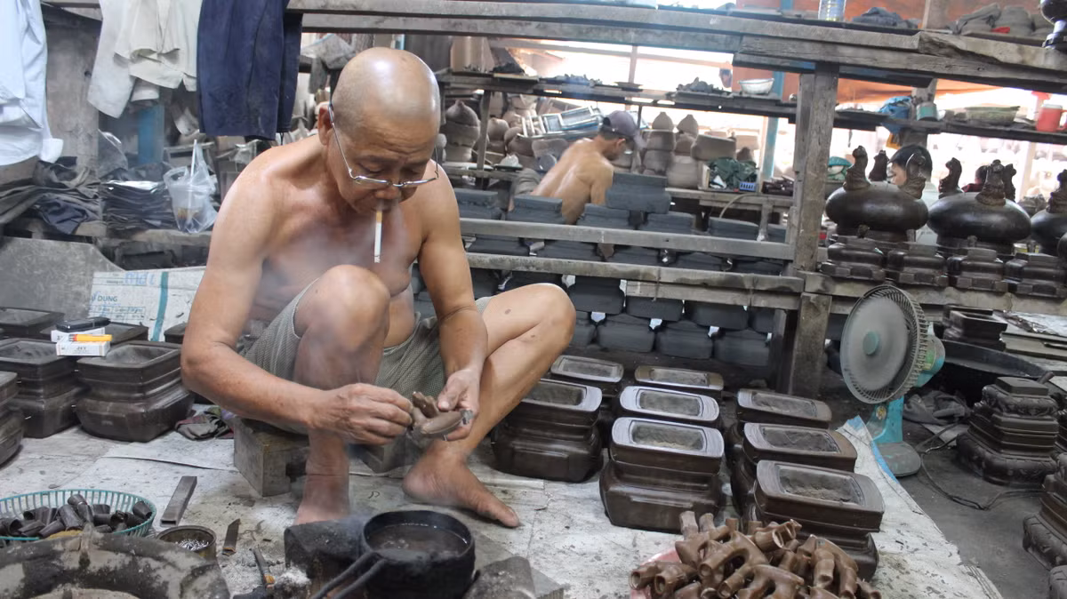 Tiếp đến là công đoạn đúc khuôn sáp bằng vật liệu sáp ong trộn với sáp đèn cầy, công đoạn này đòi hỏi người có tay nghề cao.