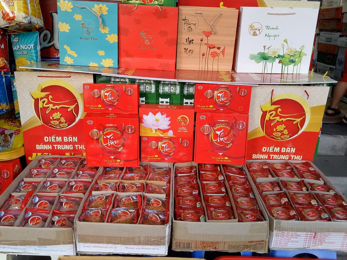 Đại diện một cửa hàng cho biết, thị trường bánh Trung thu thời điểm này khá vắng vẻ, không dồn dập bởi nhiều lý do. Trong đó có nguyên nhân bánh Trung thu năm nay bán khá sớm, từ đầu tháng Bảy âm lịch nên lượng người dân đã mua rải rác suốt trong gần 2 tháng qua.