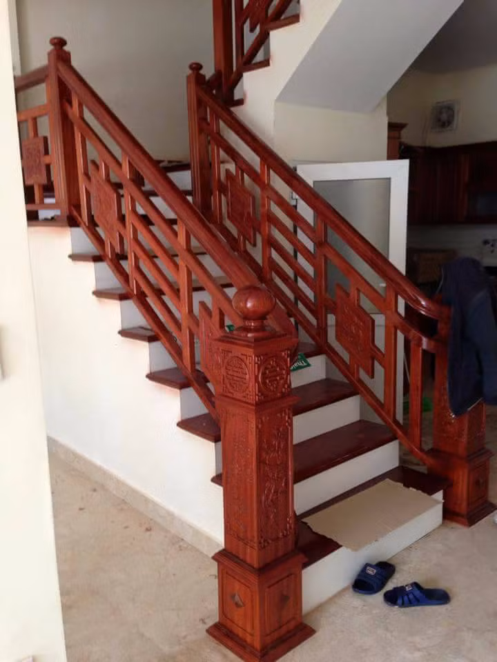 Trên thị trường hiện nay có nhiều loại gỗ tự nhiên để làm cầu thang như gỗ lim, gỗ sồi, gỗ thông, gỗ xà cừ...Ảnh: Blogspot.