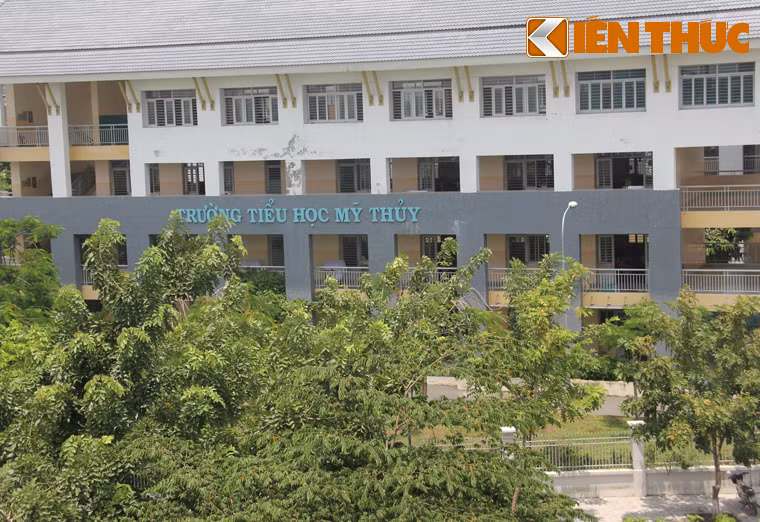 Các trường học có hàng nghìn em học sinh chỉ cách bãi IMDG chỉ vài trăm mét.