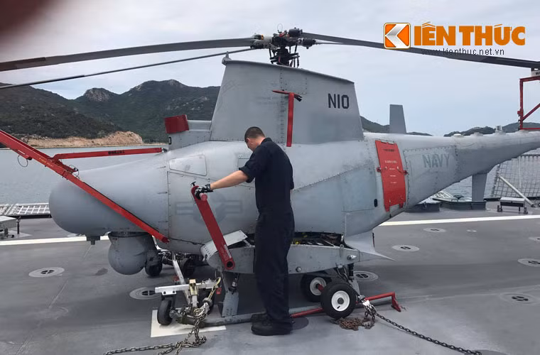 Ngoài ra, nó có khả năng đáp ứng hoạt động cho một trực thăng không người lái MQ-8 Fire Scout thiết kế cho vai trò trinh sát, tấn công hạng nhệ. MQ-8 có thể bay liên tục 8 tiếng trên không. Trong ảnh, trực thăng MQ-8 trên boong tàu USS Coronado tại Cam Ranh.